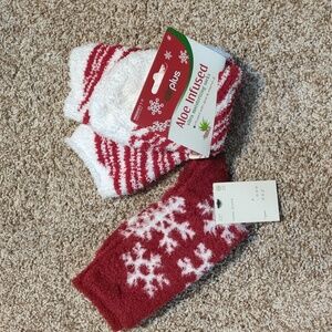 Airplus aloe infused ultra moisturizing socks & Red snowflakes